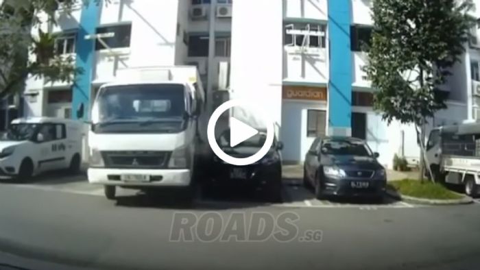 Φορτηγό ξηλώνει μούρη από SUV Φορτηγό ξηλώνει μούρη από SUV