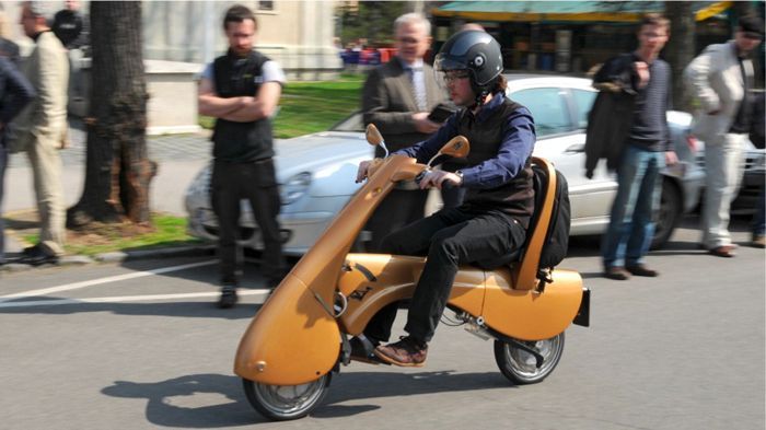 To Moveo είναι ένα αναδιπλούμενο ηλεκτρικό scooter με βάρος μόλις 25 κιλά και αυτονομία 35 χλμ.