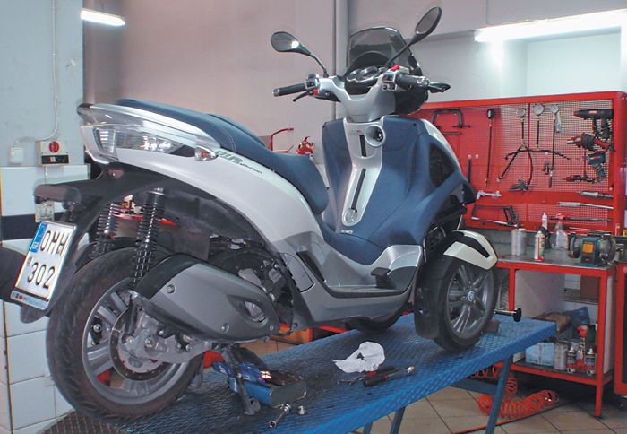 Το Yourban, μόλις έχει μπει στο συνεργείο και…περιμένει υπομονετικά τον μηχανικό για την πραγματοποίηση αυτού του πρώτου service.
