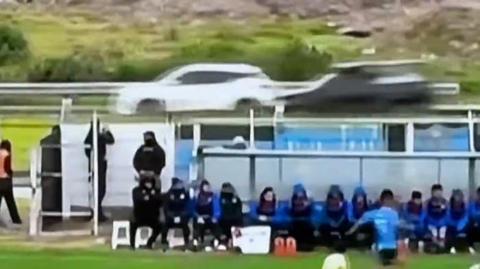 Έφυγε η μπάλα από το γήπεδο σε αγώνα πρωταθλήματος & προκάλεσε τροχαίο