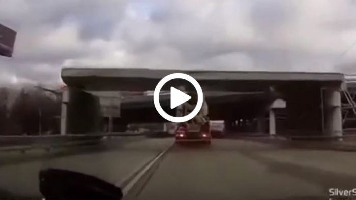 Μπετονιέρα γκρεμίζει πεζογέφυρα 