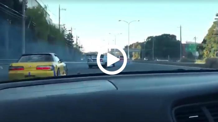 Xειροφρενιές μπροστά σε περιπολικό!