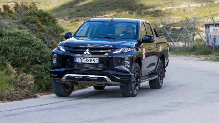 Η 6η γενιά του Mitsubishi L200 (2020 και μετά) διακρίνεται για την επιβλητική σχ Η 6η γενιά του Mitsubishi L200 (2020 και μετά) διακρίνεται για την επιβλητική σχεδίαση αμαξώματος και την πολύ καλή ποιότητα κύλισης στην άσφαλτο.