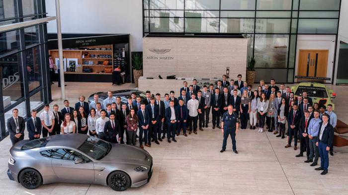 Ο CEO της Aston Martin κοντά στους νέους Ο CEO της Aston Martin κοντά στους νέους