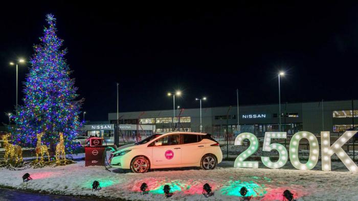 Η Nissan LEAF γιορτάζει φωτίζοντας χριστουγεννιάτικα λαμπάκια