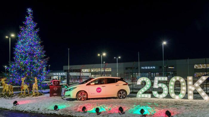 Η Nissan LEAF γιορτάζει φωτίζοντας χριστουγεννιάτικα λαμπάκια Η Nissan LEAF γιορτάζει φωτίζοντας χριστουγεννιάτικα λαμπάκια