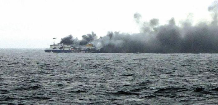 Θρίλερ στην Αδριατική με το φλεγόμενο πλοίο