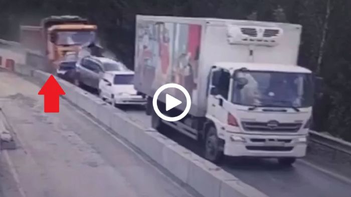 Η στιγμή που νταλίκα «διαμελίζει» 4 αυτοκίνητα 