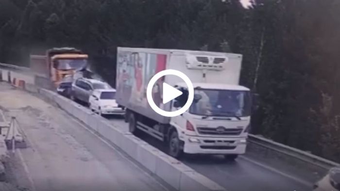 Αφρενάριστο φορτηγό «κομματιάζει» 4 αυτοκίνητα Αφρενάριστο φορτηγό «κομματιάζει» 4 αυτοκίνητα