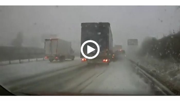 VIDEO: Νταλίκα γλυστρά και καρφώνει στην κίνηση