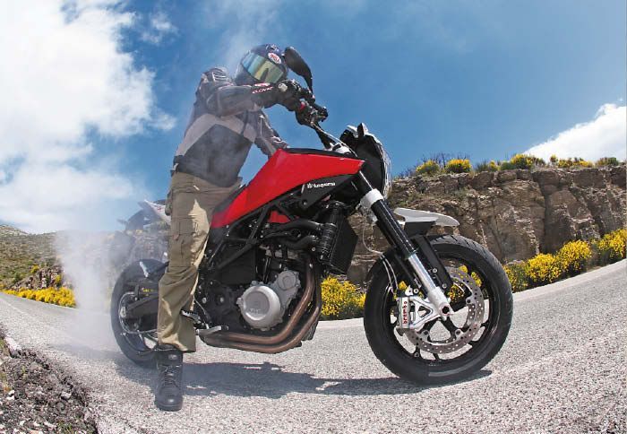 Αχ και να είχα ένα ζεύγος μαλακά ελαστικά. Θα έξυνα μαρσπιέ, αγκώνες, ώμους κι α Αχ και να είχα ένα ζεύγος μαλακά ελαστικά. Θα έξυνα μαρσπιέ, αγκώνες, ώμους κι αυτιά. Τουλάχιστον αυτά, θα κρατήσουν αρκετά.