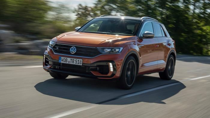 Διακριτικά σπορτίφ είναι η σχεδίαση του VW T-Roc R. Νέος είναι ο μπροστά προφυλαχτήρας στον οποίο εδρεύουν και τα φώτα μέρας.