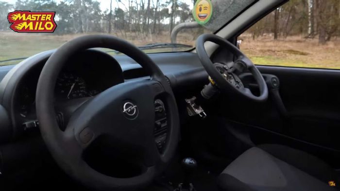 To Corsa με τα δύο τιμόνια (+video)