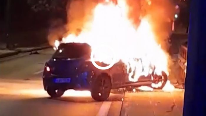 Opel Corsa OPC τυλίγεται στις φλόγες στην Πέτρου Ράλλη
