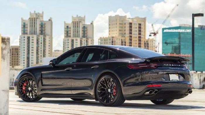 Μια Porsche Panamera Turbo, η οποία έγινε ακόμα πιο όμορφη υιοθετώντας νέες ζάντες, είναι εδώ και αναμένεται να κλέψει τις εντυπώσεις.