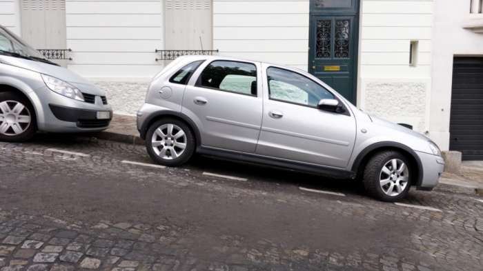 Πάρκαρες σε απότομη κατηφόρα και δεν παίρνει μπροστά. Γιατί; Πάρκαρες σε απότομη κατηφόρα και δεν παίρνει μπροστά. Γιατί;