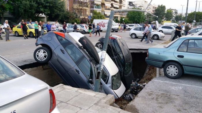 Ανοιξε η γη & κατάπιε αυτοκίνητα στον Ταύρο