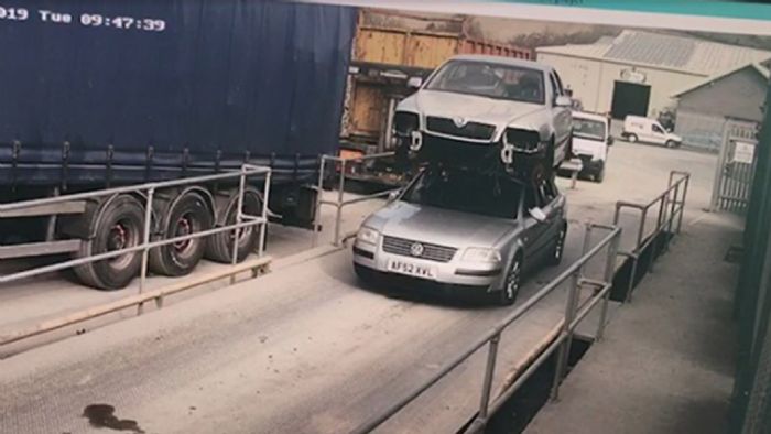 Έβαλε Οctavia πάνω σε Passat (+vid)