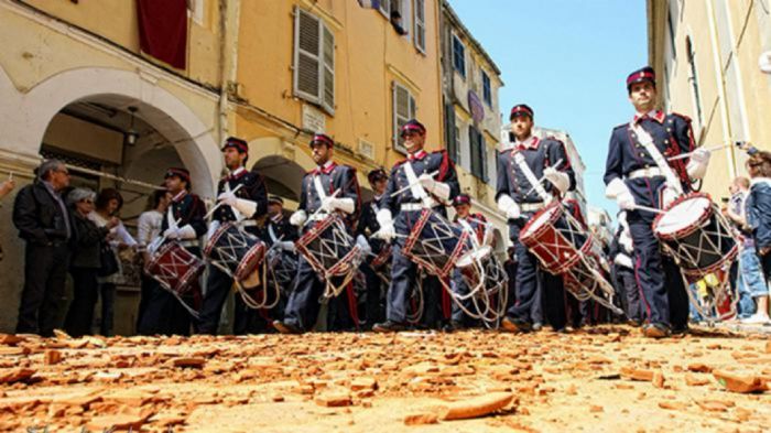 Δες τα ιπτάμενα κανάτια στην Κέρκυρα!