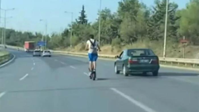 Νεαρός βγήκε τσάρκα με πατίνι στην Εθνική Οδό Πατρών-Πύργου! Νεαρός βγήκε τσάρκα με πατίνι στην Εθνική Οδό Πατρών-Πύργου!