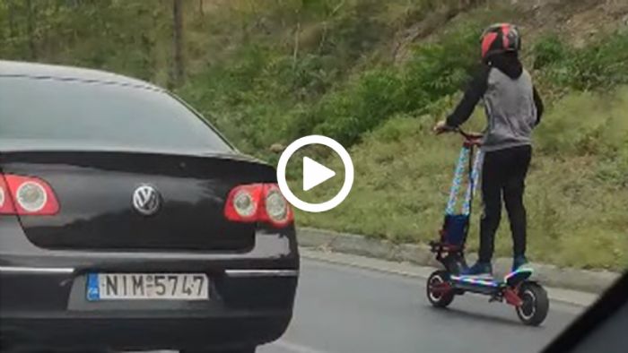 Πάει με 100+ km/h πάνω σε πατίνι και με την ταυτότητα στο στόμα