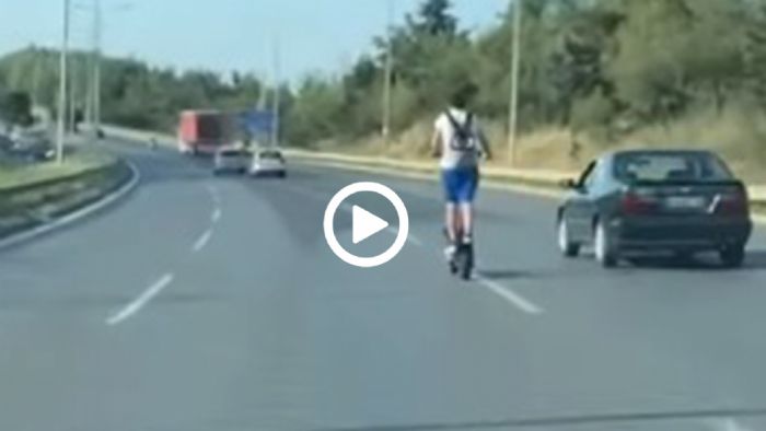 Πατίνι τρέχει με 90+ km/h και προσπερνά ΙΧ στη Θεσσαλονίκη!
