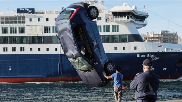 Αυτοκίνητο έπεσε στο λιμάνι του Πειραιά - Σώος ο οδηγός