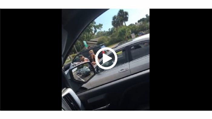 VIDEO: Βρισίδια με μοτοσυκλετιστή και τον περνά από πάνω!