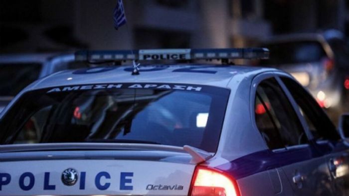 Αλλοδαπός χαράκωσε δύο αστυνομικούς μέσα σε περιπολικό
