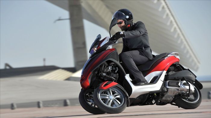 Η απλή έκδοση του MP3 Yourban 300 είναι η φθηνότερη στην κατηγορία. Ωστόσο, οδηγείται μόνο με δίπλωμα μοτοσικλέτας.