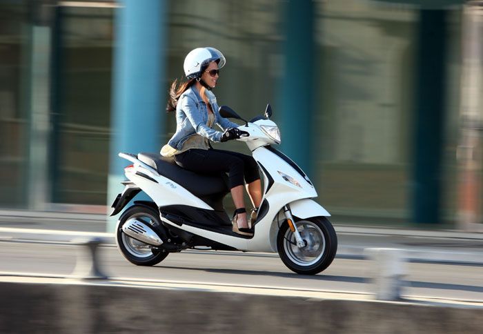 To ανανεωμένο Piaggio Fly διατίθεται σε δύο εκδόσεις (50 και 125 κ.εκ.) και κοστίζει 1.570 και 1.900 ευρώ αντίστοιχα.