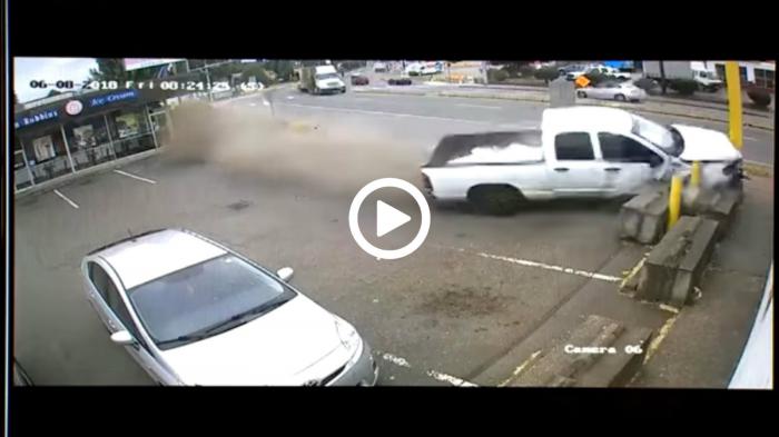 Ανεξέλεγκτο pick-up σε τρομακτικό ατύχημα Ανεξέλεγκτο pick-up σε τρομακτικό ατύχημα