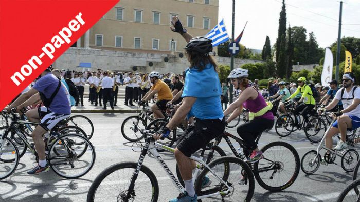 Εσύ πως προσπερνάς τα ποδήλατα; Με προσοχή ή με… κόρνα; 