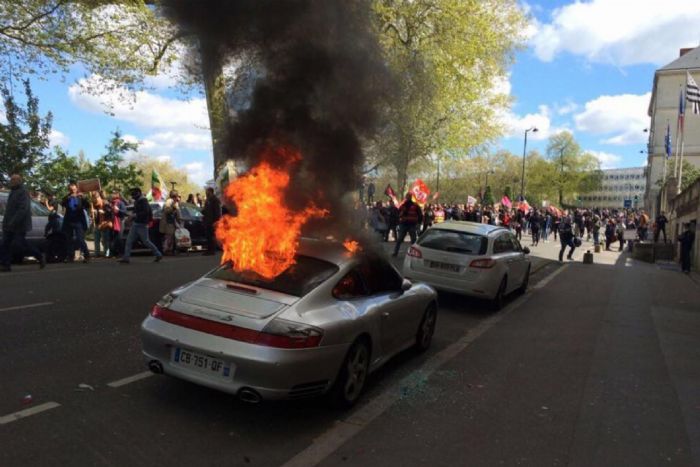 Πύρωσε η Porsche Πύρωσε η Porsche