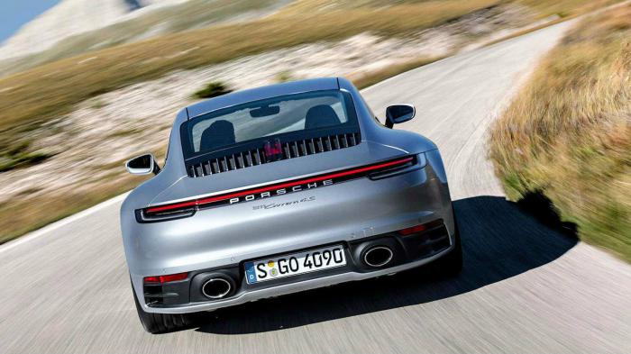 H Porsche εγκατέστησε ένα σύστημα, το οποίο χρησιμοποιεί μικροσκοπικούς αισθητήρες που μετρούν την ένταση του νερού έτσι όπως αυτή χτυπά στις καμάρες των εμπρός τροχών κατά την κίνηση στο βρεγμένο οδό