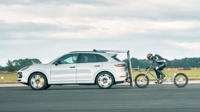 Η Porsche Cayenne Turbo προτιμήθηκε λόγω τους μεγέθους της και της ικανότητας της να επιταχύνει πολύ γρήγορα σε ευθεία γραμμή.