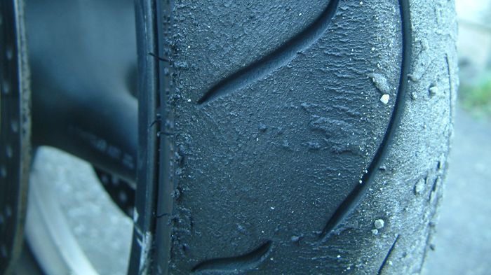 Τα ελαστικά πρέπει να είναι πάντα σε καλή κατάσταση και να έχουν τη σωστή πίεση.