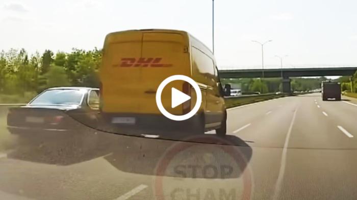 Φουριόζα BMW «μαγκώνεται» ανάμεσα σε φορτηγάκι και μπαριέρα