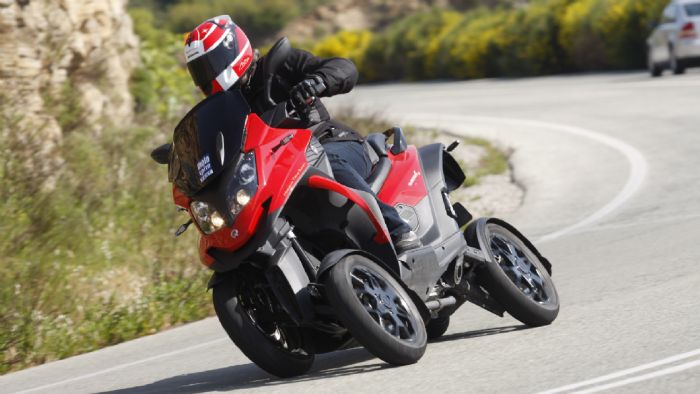 Οι 4 τροχοί παρέχουν ακόμα μεγαλύτερη πρόσφυση και ακόμα μεγαλύτερη ασφάλεια από Οι 4 τροχοί παρέχουν ακόμα μεγαλύτερη πρόσφυση και ακόμα μεγαλύτερη ασφάλεια από τους 3 -και φυσικά καμία σχέση με τους 2 των συνηθισμένων scooter.