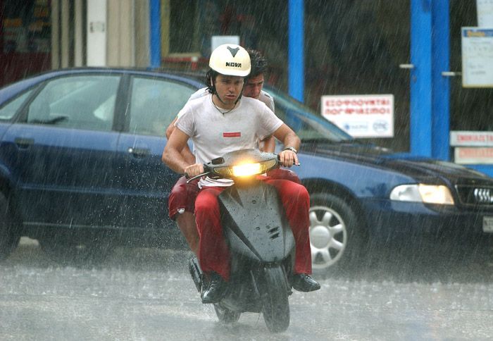 Η βροχή απαιτεί μεγαλύτερη προσοχή εκ μέρους του αναβάτη, αλλά και πιο ομαλές αντιδράσεις μπροστά σε κινδύνους.