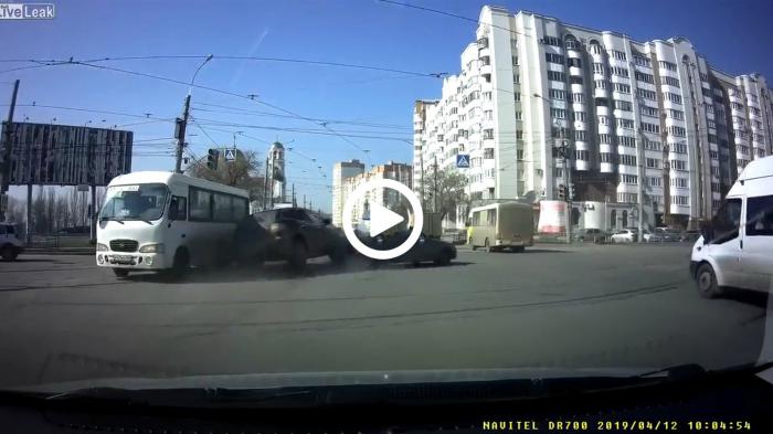 «Συγκρουόμενα» στο δρόμο