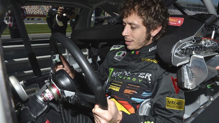 Μετά τα WRC και την F1, ο Rossi είχε την ευκαιρία να οδηγήσει και ένα από τα αγω Μετά τα WRC και την F1, ο Rossi είχε την ευκαιρία να οδηγήσει και ένα από τα αγωνιστικά αυτοκίνητα που συμμετέχουν στους αγώνες NASCAR.
