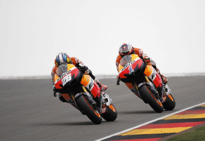 Xαμόγελο έσκασε και ο αιωνίως δεύτερος Pedrosa, αφού πήρε μια νίκη έκπληξη και α Xαμόγελο έσκασε και ο αιωνίως δεύτερος Pedrosa, αφού πήρε μια νίκη έκπληξη και ανέβηκε δεύτερος στο πρωτάθλημα.