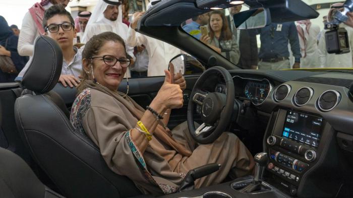 Η αντιπροσωπείας της Ford λοιπόν δεν έχασε χρόνο και οργάνωσε ολόκληρη εκδήλωση για να προσφέρει στην Sahar μια ολοκαίνουρια Mustang εντελώς δωρεάν, τιμώντας έτσι όλες τις προσπάθειες της.