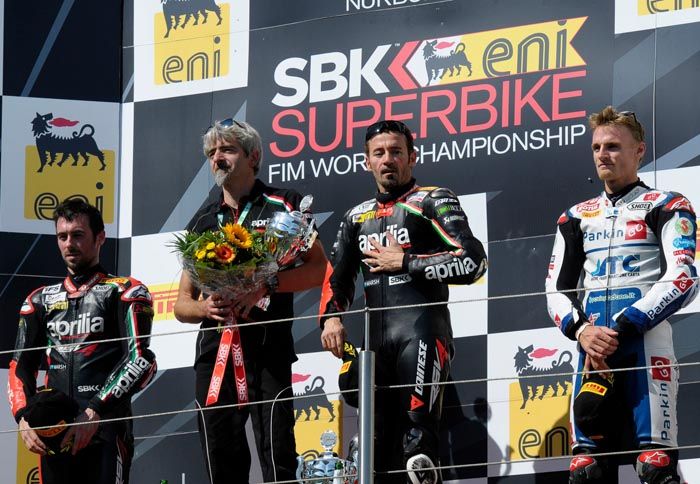 Τρίο Aprilia στο βάθρο, στο πρώτο σκέλος του Nurburgring. Ανυπέρβλητος Biaggi, φ Τρίο Aprilia στο βάθρο, στο πρώτο σκέλος του Nurburgring. Ανυπέρβλητος Biaggi, φοβερός Laverty, εκπληκτικός Davies. ¶ξιοι!