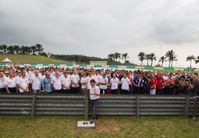 Με πρωτοβουλία του Fausto Gresini, τοποθετήθηκε μία μόνιμη πλάκα, ένα μνημείο, π Με πρωτοβουλία του Fausto Gresini, τοποθετήθηκε μία μόνιμη πλάκα, ένα μνημείο, που θα θυμίζει πάντα το τραγικό δυστύχημα του Simoncelli.