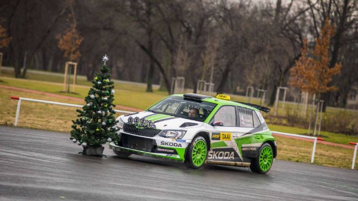Γιορτάζοντας τον τρίτο σερί τίτλο στο WRC 2, το Skoda Fabia R5 μεταμορφώθηκε σε ένα αγωνιστικό ταξί της Πράγας.