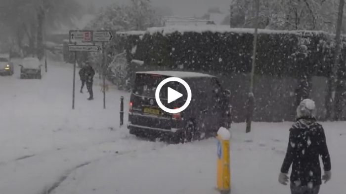 VIDEO: Παίζουν με το χιόνι στην Αγγλία! VIDEO: Παίζουν με το χιόνι στην Αγγλία!