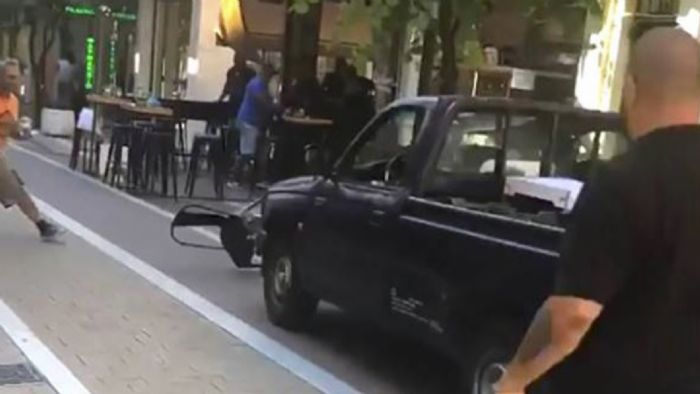 Φορτηγάκι σουλάτσαρε στο κέντρο της Καβάλας (+vid)