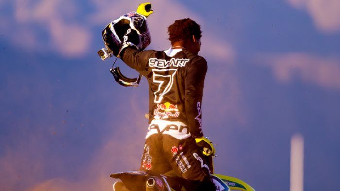 Ο Stewart είχε ανακοινώσει πως το πρωτάθλημα του 2015 θα ήταν το τελευταίο του, Ο Stewart είχε ανακοινώσει πως το πρωτάθλημα του 2015 θα ήταν το τελευταίο του, τον πρόλαβε όμως η ποινή αποκλεισμού για αμφεταμίνες.